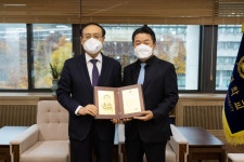 한성희 치과대학·치의학대학원 총동창회장, ‘치의학대학원 100주년 기념 기금 1억원’ 약정 - 보도자료 - 뉴스 - 서울대 소식 - 서울대학교