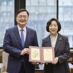 김구재단, 서울대학교 국제대학원 김구포럼에 10억원 기부, 김미 이사장에게 감사패 전달 - 서울대뉴스 - 뉴스 - 서울대 소식 - 서울대학교