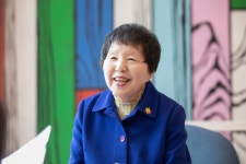 ‘정영자 홀’의 주인공 정영자 동문 “종오약국 덕분에 나눔 실천…인생 전부이자 축복이죠” | 숙명여자대학교(국문)