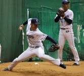高橋光（右）の横でブルペン投球する平井 ― スポニチ Sponichi Annex 野球 高橋光（右）の横でブルペン投球する平井 - スポニチ... 