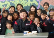 子供たちと記念撮影に納まる成田 ― スポニチ Sponichi Annex 野球 ロッテ成田　ゆるキャラうなりくんに続く！... 