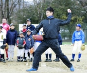 子供たちの前でキャッチボールを披露する岩崎 ― スポニチ Sponichi Annex 野球 阪神・岩崎　チェンジアップ磨く... 
