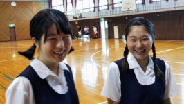 野球部マネージャーの山本真子さん（左）、松下采由さんもプラカード嬢に応募した ― スポニチ Sponichi Annex 野球 「絶対、... 