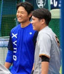 巨人の選手も数名残って中井の引退式を見守った　（撮影・森沢　裕） - スポニチ Sponichi Annex 野球