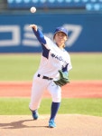 ＜東都大学野球　日大・駒大＞始球式でナックルを投じるエイジェック女子野球部・吉田えり投手兼任コーチ（撮影・木村　揚輔）... 