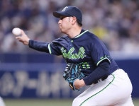 ＜中・ヤ＞7回、交代を告げる高津監督（右は村上）（撮影・椎名　航） ― スポニチ Sponichi Annex 野球 ＜中・ヤ＞7回、... 