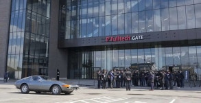 ＜日・ソ（1）＞フェラーリ　デイトナで球場入りしポーズを決める新庄監督（撮影・高橋　茂夫） ― スポニチ Sponichi Annex 野球... 