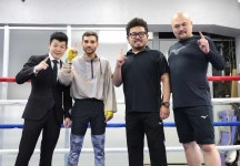 ＜メンデス　公開練習＞鬼越トマホークの金ちゃん（左）はメンデスのパンチを受けて赤くなったお腹を見せる（撮影・西海健太郎）... 