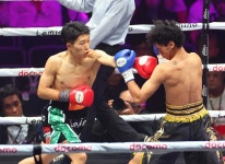 ＜49キロ契約6回戦　荒竹・ヒルンスク＞1R、強烈な左を放つ荒竹　（撮影・白鳥　佳樹）　 - スポニチ Sponichi Annex 格闘技