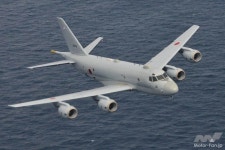 本機は哨戒機「P-1」をベースとして、... 本機は哨戒機「P-1」をベースとして、機体の上部や機首下部などに特徴的なコブのような半球... 