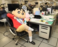 編集局長席をジャックしてポーズを決める野原しんのすけ ― スポニチ Sponichi Annex 芸能... 