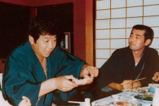来月17日発売のアルバムの特典フォトブックに収録される石原裕次郎さんの未公開写真。... 