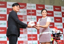 楽天のロゴとキャラクターをネイルに施しキャップを指差す稲見　（撮影・白鳥　佳樹） ― スポニチ Sponichi Annex スポーツ... 