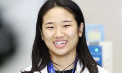 ‘금메달 목에 걸고 환한 미소’ 귀국한 안세영 “메달 걸고 귀국해 기뻐” | 스포츠 월드 ‘금메달 목에 걸고 환한 미소’ 귀국한 안세영 “메달... 