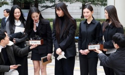 [SW이슈] 뉴진스, ‘가처분 인용’ 결정에도 NJZ 계정 쓴다…홍콩콘도... 뉴진스, ‘가처분 인용’ 결정에도 NJZ 계정 쓴다…홍콩콘도 강행