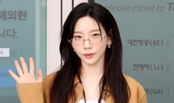 [한강로 컷] 가수 태연, 안경으로 완성시킨 공항패션 | 스포츠 월드 [한강로 컷] 가수 태연, 안경으로 완성시킨 공항패션