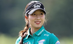 ‘Q시리즈 수석’ 보인다… 2R 공동 2위 도약한 이동은, 선두와 1타 차이 | 스포츠 월드 ‘Q시리즈 수석’ 보인다… 2R 공동 2위 도약한... 