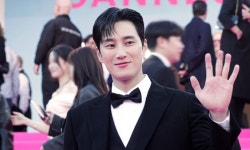 안보현, 칸 핑크카펫 빛냈다…