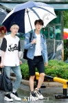 [스타포토UP]방탄소년단(BTS) 진 비가 와서 큰 우산을 준비했어요... com ≪스타저널≫ [스타포토UP]방탄소년단(BTS) 진 비가 와서 큰... 