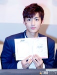 [스타포토UP]로미오(ROMEO) 현경 저희 사인받으려 팬사인회... com ≪스타저널≫ [스타포토UP]로미오(ROMEO) 현경 저희 사인받으려... 