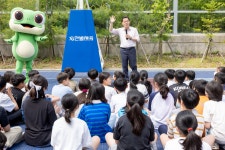 교육·청년·청소년 > 수원시 교육브랜드 > 활동사진/홍보자료 > 활동사진 (25.06.09.) 청개구리 이야기와 함께하는 송림초 「새(新)롭다, 새(鳥)... 
