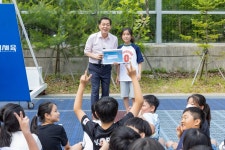 교육·청년·청소년 > 수원시 교육브랜드 > 활동사진/홍보자료 > 활동사진 (25.06.09.) 청개구리 이야기와 함께하는 송림초 「새(新)롭다, 새(鳥)... 