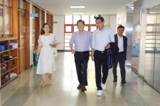 교육·청년·청소년 > 수원시 교육브랜드 > 활동사진/홍보자료 > 활동사진 (25.07.21.) 시장님과 함께하는 청개구리 스펙(교실연못) 방문