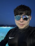주식회사 수영사랑 5월 베스트리뷰 | 쫀쫀한 핏 완벽 밤에는 잘 안보이지만 렌즈가 커서 시야 확보 좋구요 아 넘 예뻐요 수경이 아닌느낌으로5월... 