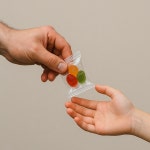 학교 앞에서 낯선 사람이 준 젤리 먹고 병원행…초등생 6명 이상 증세 학교 앞에서 