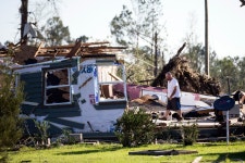 Tornadoes ‘kill seven and hurt dozens’ in Oklahoma, Texas and Louisiana as cars blown off road – The Sun | The Sun 7 dead... 