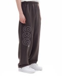 THEBOUNCE 아카이브볼드 939 STITCHED LOGO SWEAT PANTS (Charcoal) - THEBOUNCE (더바운스)