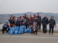 [세계로컬핫뉴스]충주 봉방동 자총분회, 하방 벚꽃길 청결활동