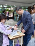 이재정 경기도교육감이 9일 오전 제 19대 대통령 선거일을 맞아 수원시 장안구 조원1동 소재 영화초등학교에 마련된 제3투표소에서 투표를... 