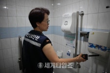 [세계로컬핫뉴스]영등포구 안양천 공중화장실, 몰카+위생 한번에 잡는다
