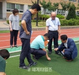 경기도의회 진용복 의원, 위해성 논란 용인 초당고등학교 인조잔디 교체 논의