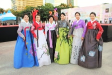 여의도공원 문화마당(중앙광장)에서 무궁화한복쇼가 성대하게 열렸다.