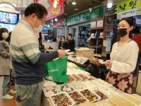 더불어민주당 양산갑 이재영 지역위원장,장바구니 직접 들고 양산남부시장 찾은 이재영 위원장