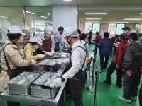 [세계로컬핫뉴스] 수송동 주민자치위원회, 경로 식당 무료급식소 배식 봉사