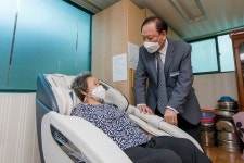 마포구는 ‘효도중’ 경로당 155개소에 안마의자 보급