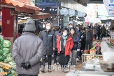 익산북부녹즙 | 김윤덕(전주시갑) 더불어민주당 국회의원, 익산북부시장 방문 상인들 위로