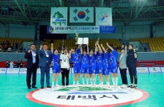 태백산기 전국 종합 핸드볼대회 황지정보산업고등학교 우승팀 시상하는 이상호 태백시장 태백산기 전국 종합 핸드볼대회 황지정보산업고등학교... 