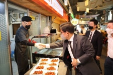 박강수 마포구청장, 아현시장에서 길거리 현장 소통 이어나가