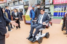 마포구 찾아가는 장애인이동보장구 수리 확대...‘이동의 자유를 위하여!’