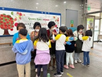 산곡노인문화센터, 부마초등학교 연계 ‘어르신 카네이션 달아드리기’ 진행 산곡노인문화센터, 부마초등학교 연계  ‘어르신 카네이션... 