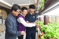 “우리 학교에 자연이 찾아왔어요” 이필형 동대문구청장, 관내 중학교 스마트팜 교육 참여