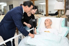 김광신 중구청장, 추석명절 맞아 이일남 애국지사 위문