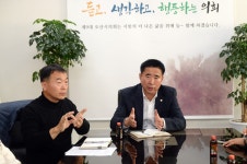 오산시의회 성길용 의장, 장애인 단체와‘교통약자 이동지원’개선방안 간담회 가져... 오산시의회 성길용 의장,  장애인 단체와‘교통약자... 