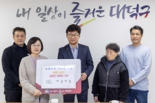 노숙인 재활시설 ‘자강의집’ 대전 대덕구에 사랑의 목도리 전달