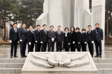 “국민의힘, 도민과 함께 희망찬 미래 열겠다” 현충탑 찾아 도의회 발전 위한 각오 다져