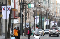 3.1절 맞아 신사동 가로수길에 펄럭이는 태극기